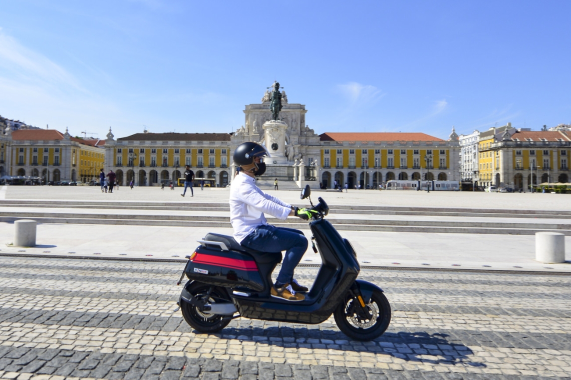 Scooter inteligente de alta tecnologia para revolucionar a pequena distribuição