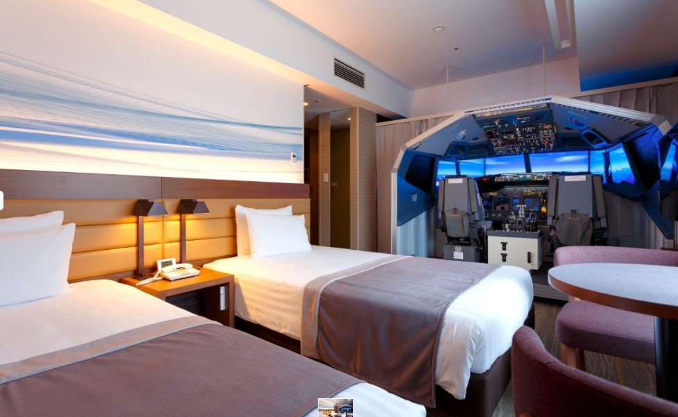 Hotel japonês instalou um simulador de voo num quarto